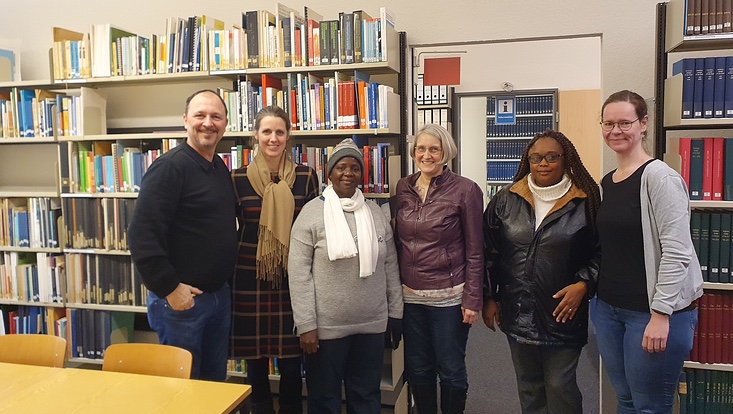 Besuchergruppe aus Tansania in unserer Bibliothek/Visitors from Tanzania in our library