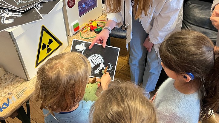 Kinder und Ärzte bei der Teddyklinik/ Children and doctors at the Teddy Clinic.